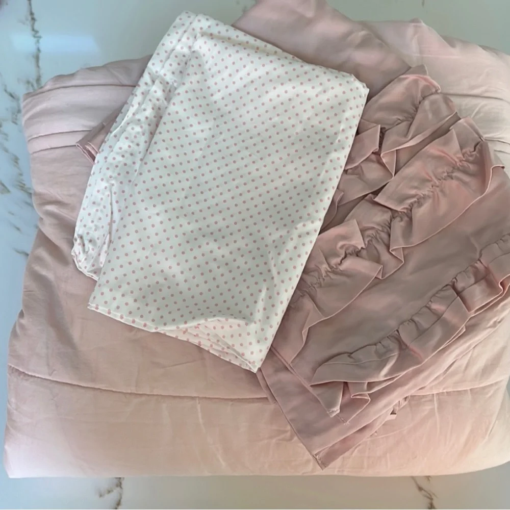 Victoria Beddy's Pink Zipper Bedding